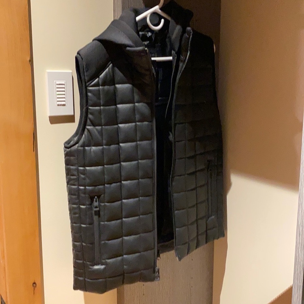 Guess men’s hooded vest